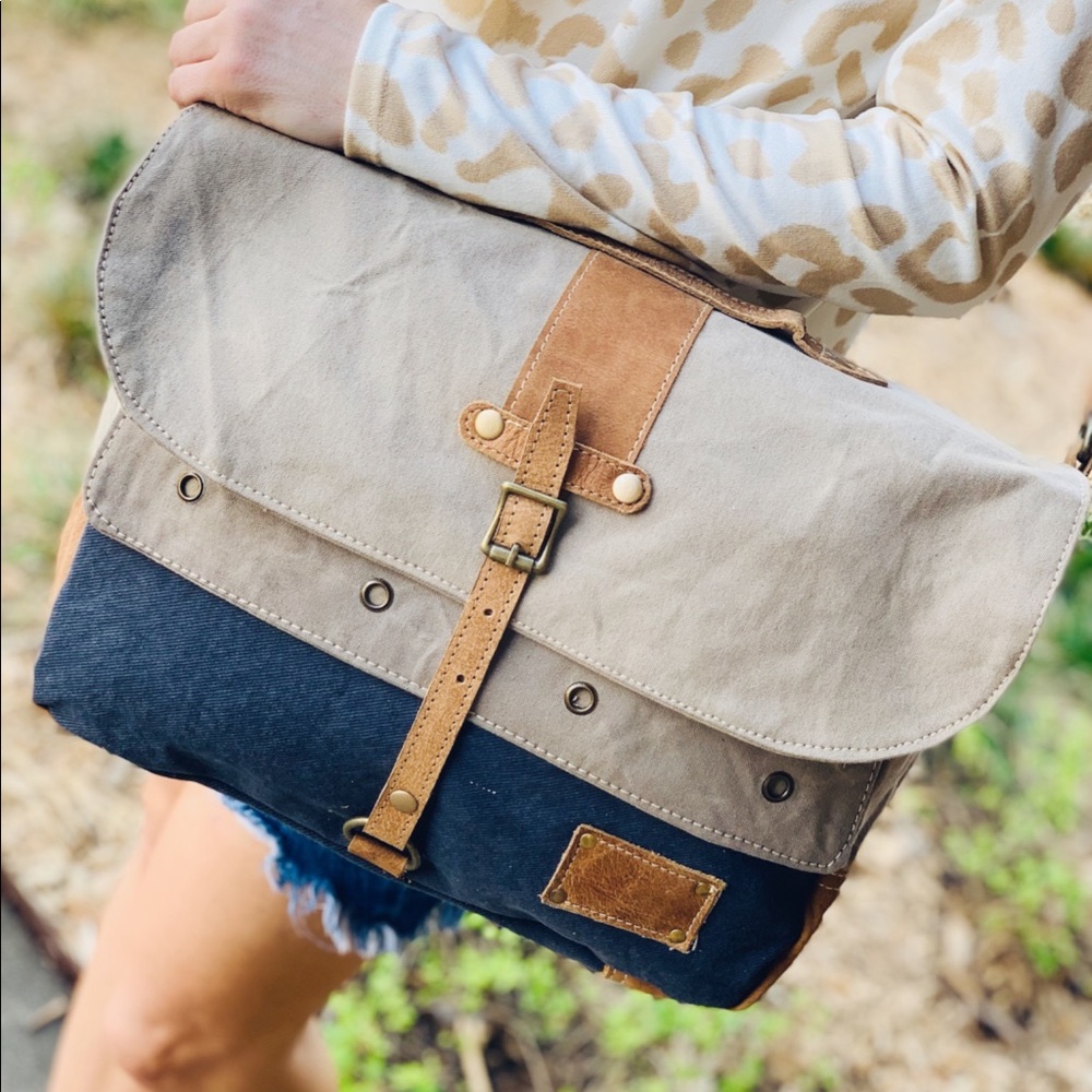 FLAPOVER MESSENGER BAG - Picture 4 of 9